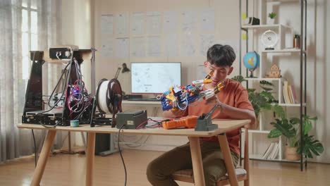 estudiante trabajando en un proyecto de mano robótica impresa en 3d
