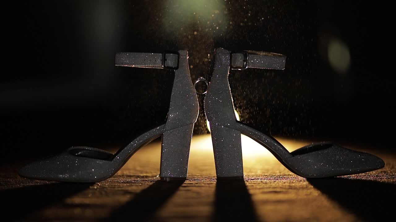 신부들 사이에 놓인 결혼 반지, 향수 스프레이로 뿌린 결혼 신발, 느린 동작