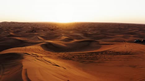 Hombre-Parado-Solo-En-El-Desierto-Al-Atardecer-Toma-Aérea-Hacia-Adelante