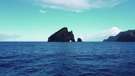 Flying-Towards-Legendary-Rock-Formation-In-Bay-Of-Islands---Hole-In-The-Rock-In-New-Zealand---Aerial-Drone-Shot