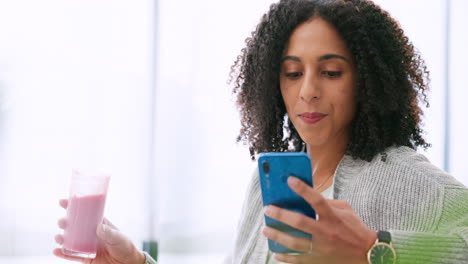 batido de salud, bebida y mujer en el teléfono inteligente