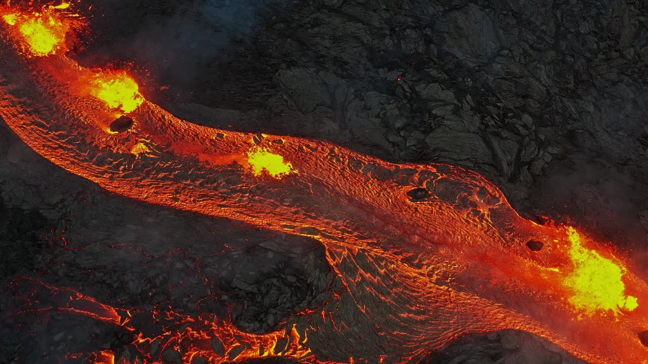 Lava che scorre il secondo giorno dell'eruzione a Litli Hrutur in Islanda