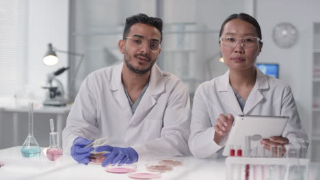 científicos que trabajan en un laboratorio