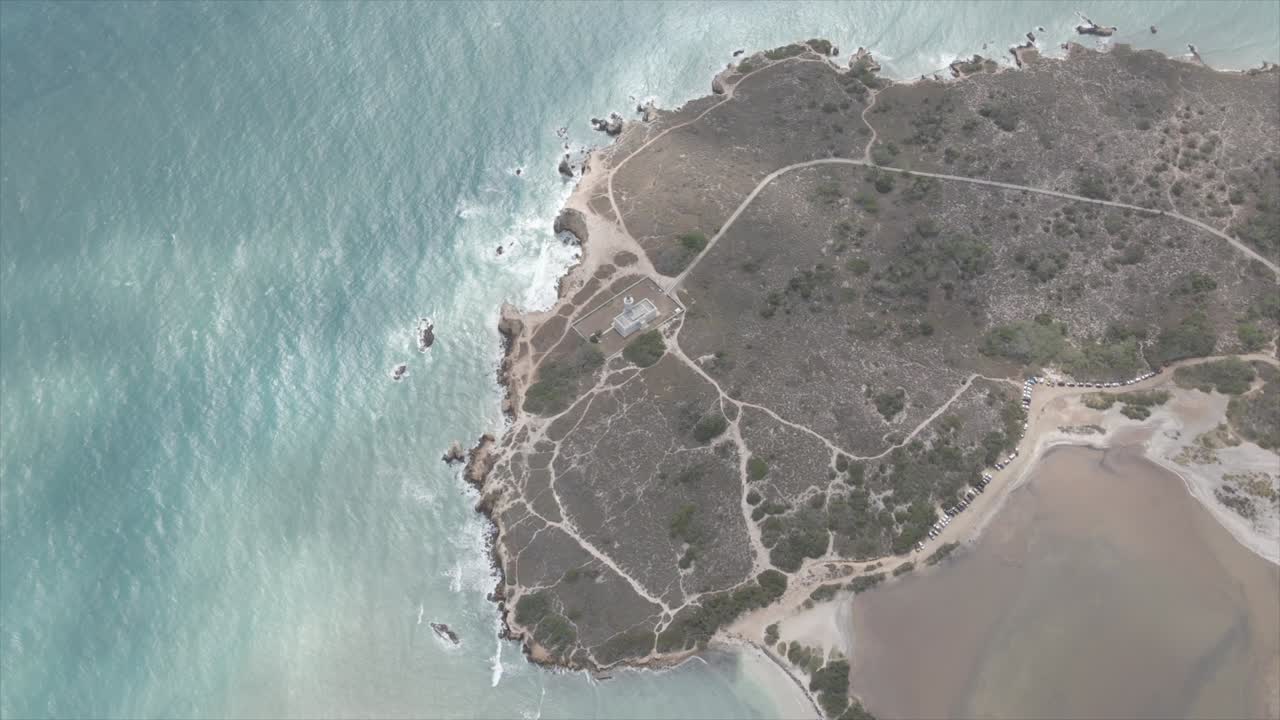 edificio en la orilla cerca del mar