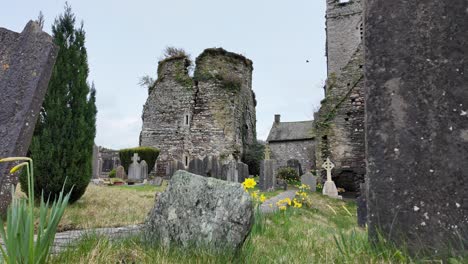 Alter-Irischer-Friedhof-Mit-Schloss-Und-Grabsteinen-Im-Frühling