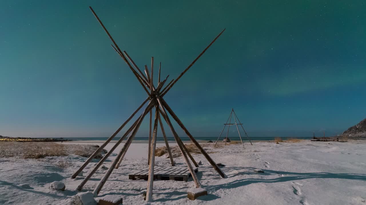 la aurora es un increíble espectáculo de luces causado por colisiones entre partículas cargadas eléctricamente liberadas por el sol que ingresan a la atmósfera terrestre y chocan con gases