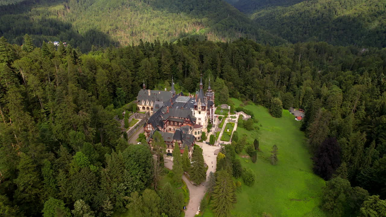 Peles slott i skogene i Transylvania. Flyfoto som tiltes oppover