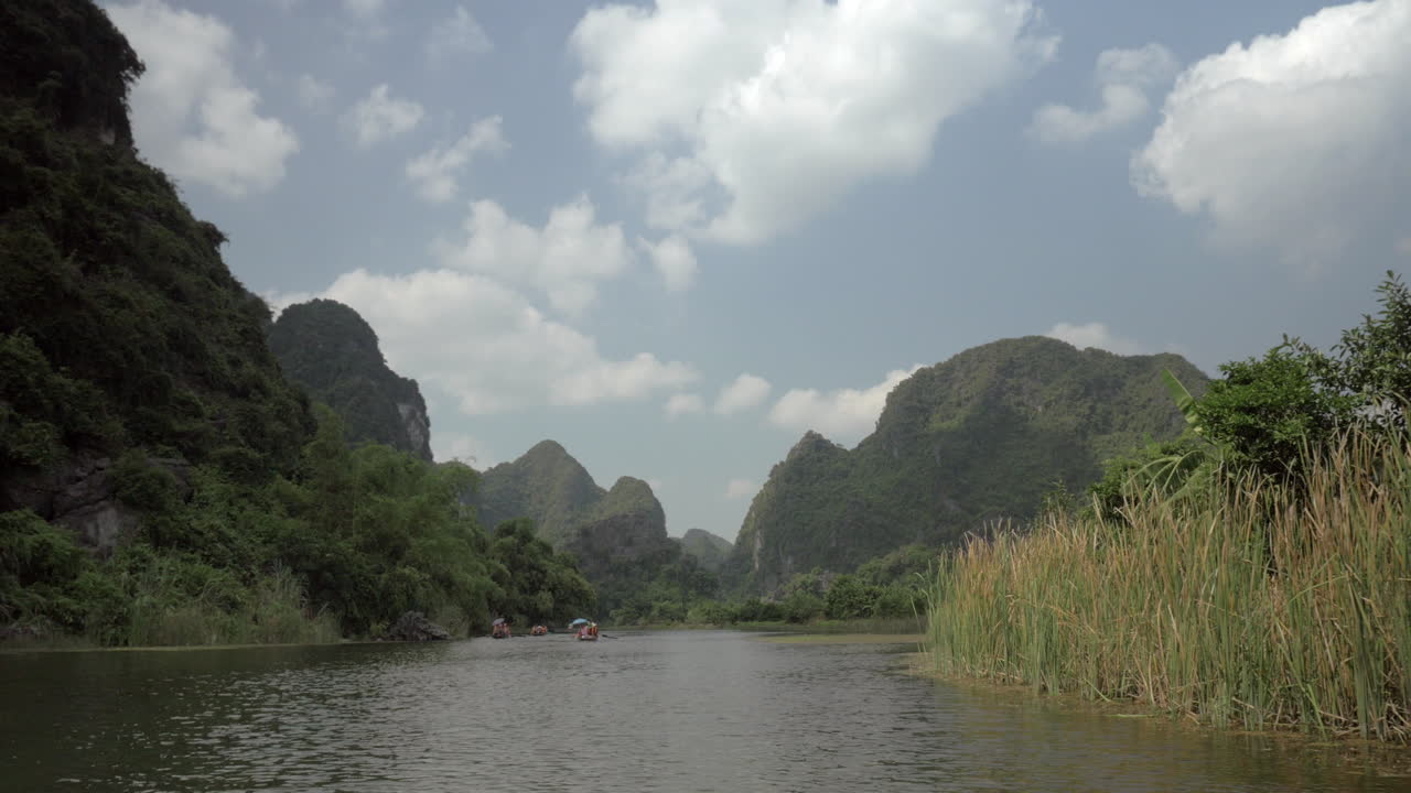 trang bai en hanoi, vietnam, en un pintoresco barco de vela fluvial con turistas