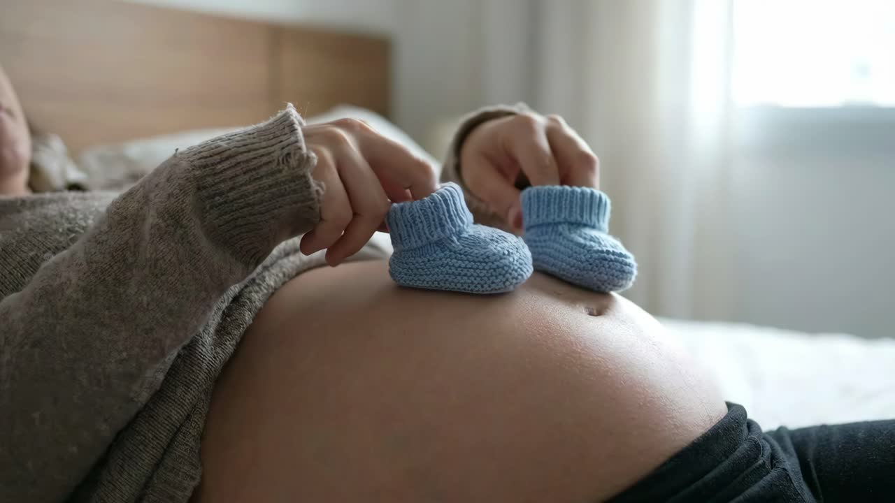 Gravid kvinne med babysko