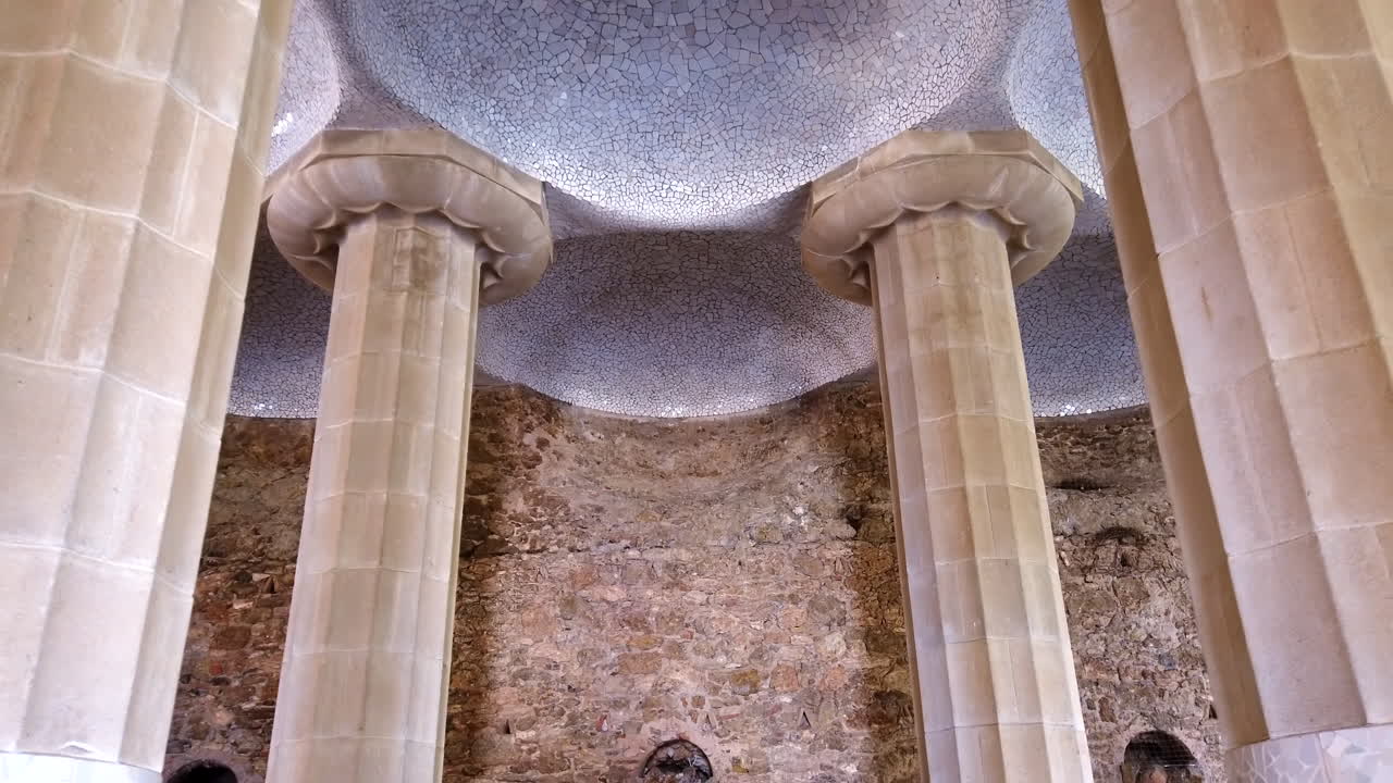 Elementi architettonici nel Park Güell situato sul Turó del Carmel a Barcellona, Spagna