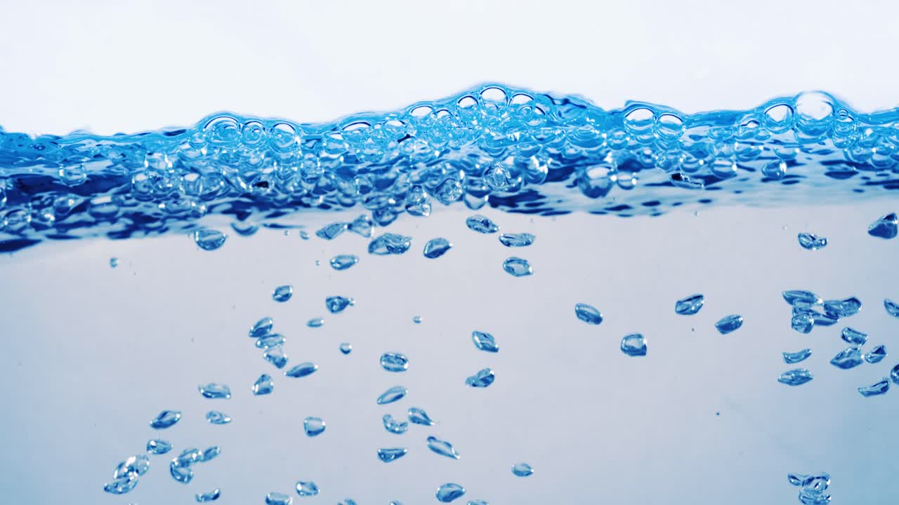 물 속의 많은 거품이 가까이에서, 느린 움직임의 거품과 함께 추상적인 물 파동