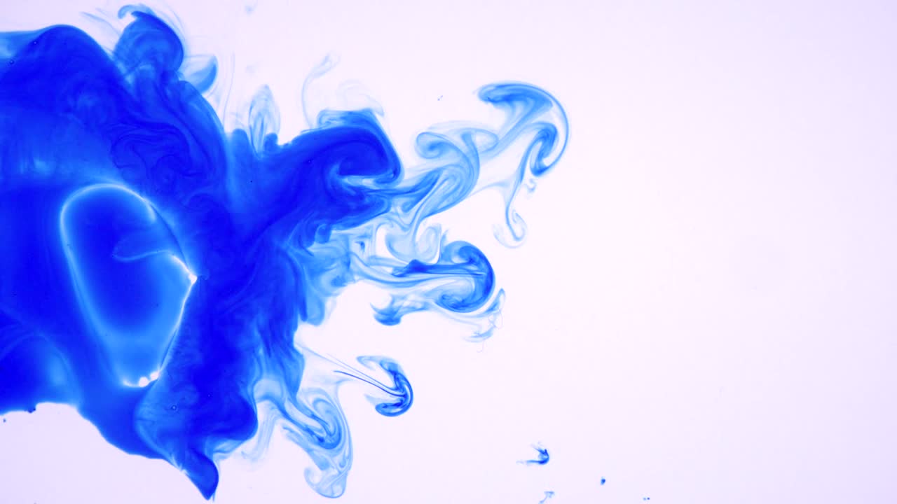 Bel vortice di inchiostro blu su sfondo bianco da usare come rivelazione o transizione