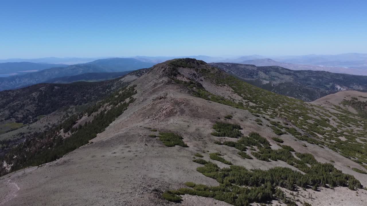 toma aérea de un pico de montaña a lo largo de la cordillera de sierra nevada