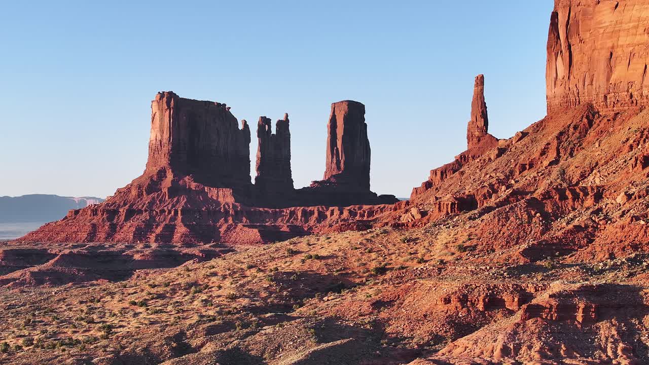 아름다운 기념비 계곡 사막의 공중 드론 비행 유타의 랜드마크