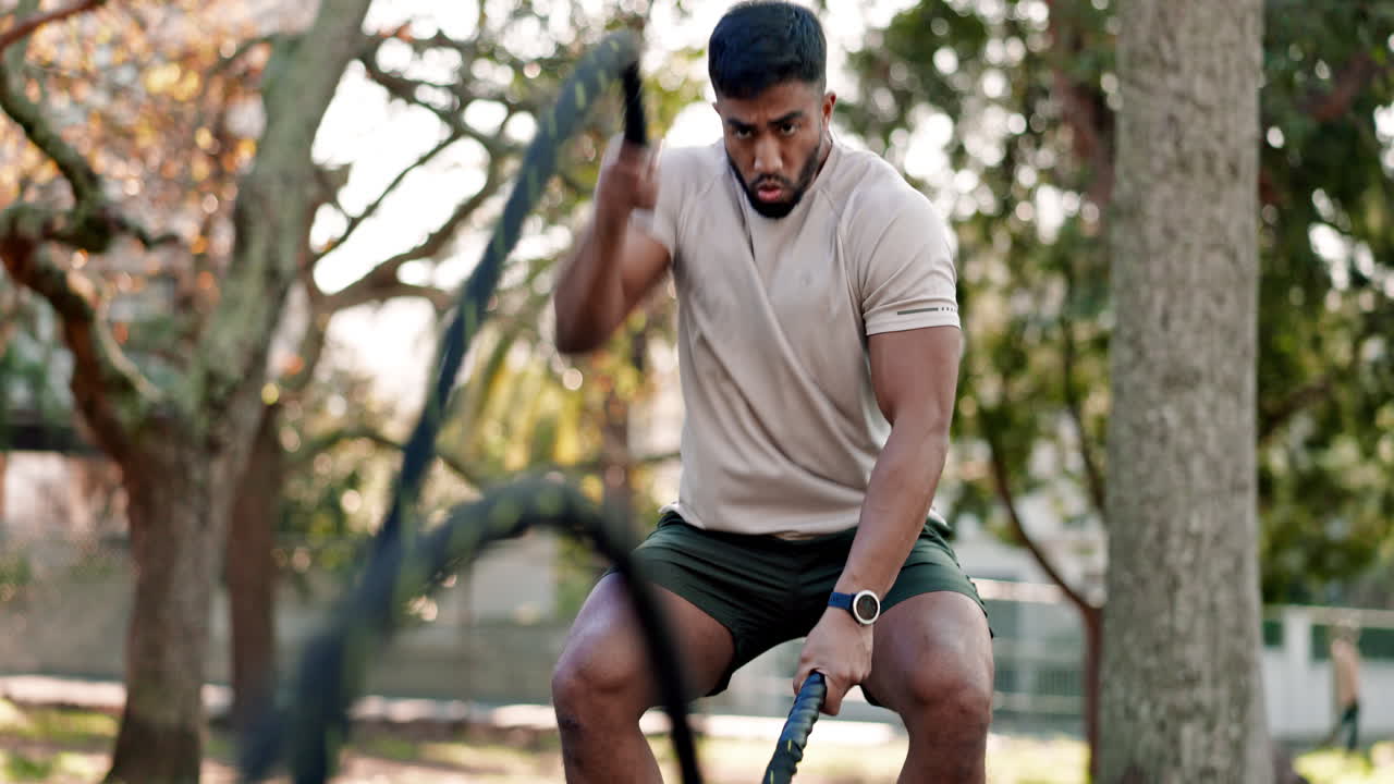 aptitud, entrenamiento y hombre con cuerdas de batalla