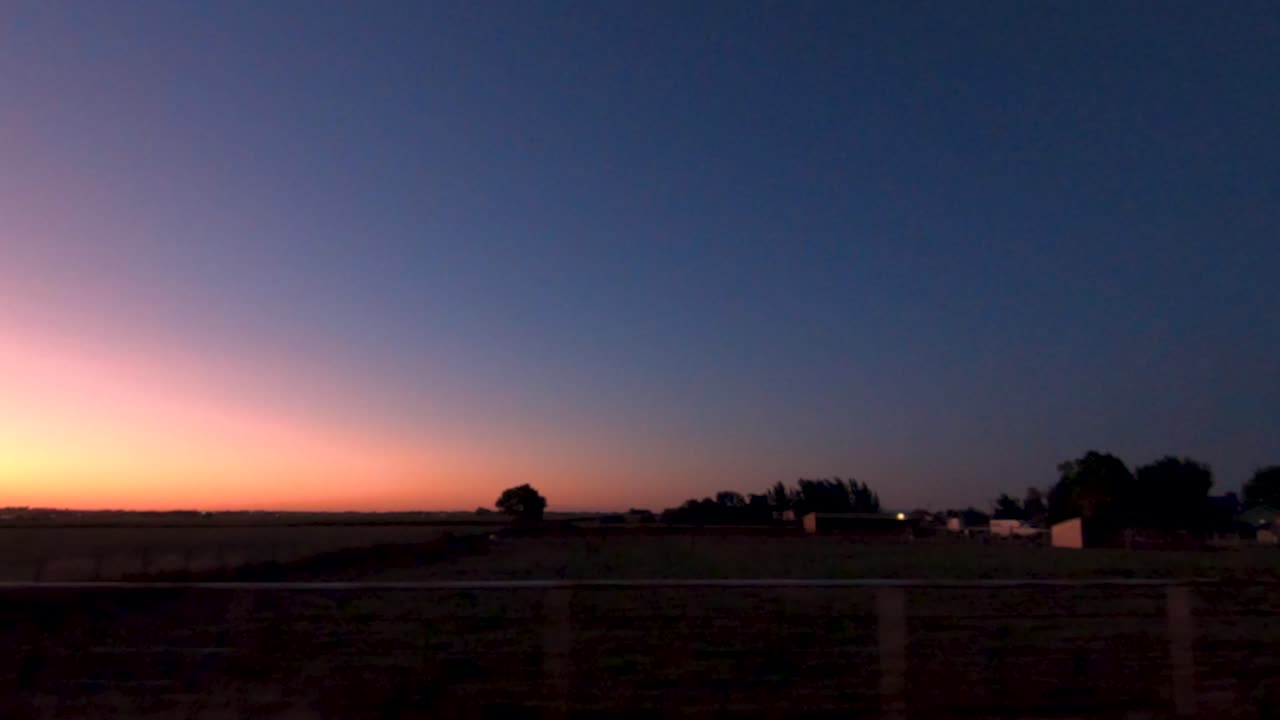 이 저녁 드라이브 동안 하늘의 야생 색상