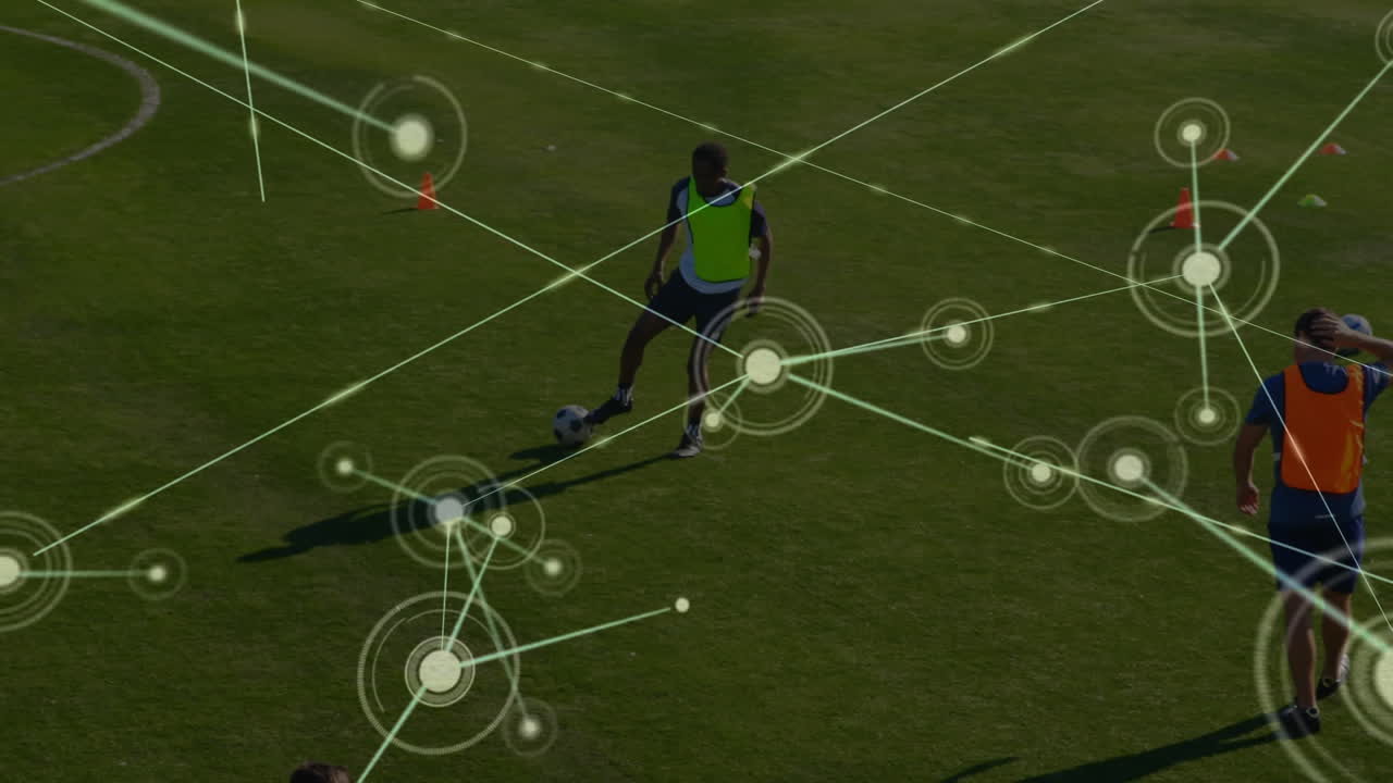 축구 경기장에서 연습하는 축구 선수들에 대한 연결 네트워크의 활성화