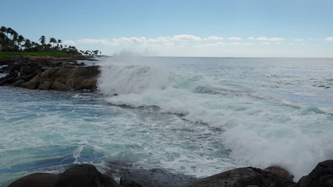 olas rompiendo sobre las rocas volcánicas de oahu