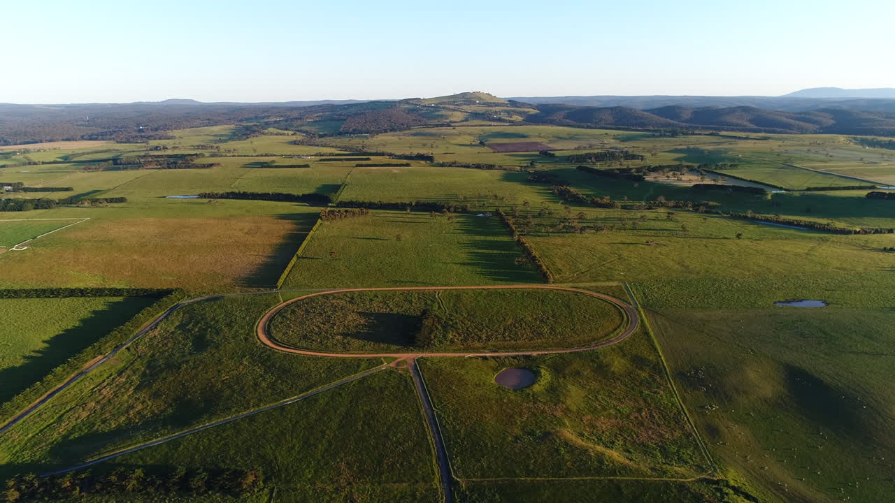 increíble dron aéreo de la pista de carreras de caballos rural