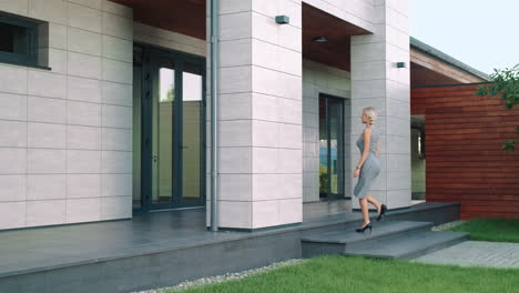 mujer de negocios entrando en una casa de lujo, mujer elegante entrando en un apartamento privado.