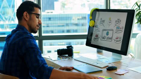 diseñador gráfico masculino trabajando en una tableta gráfica en su escritorio