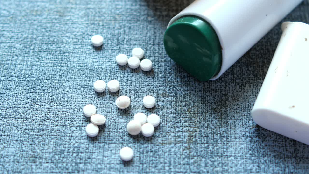 식탁 위에 흘린 감미료 태블릿