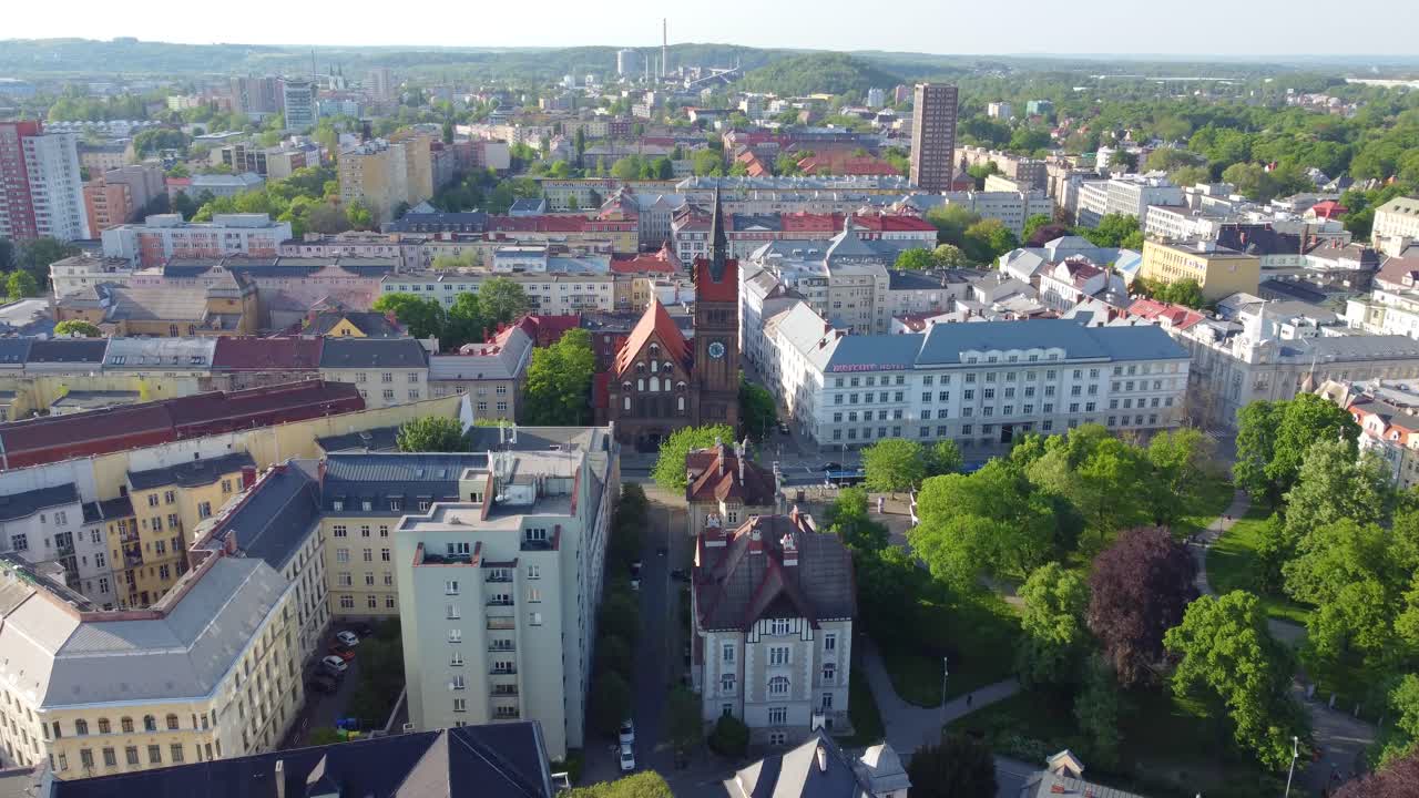 Il drone sale sopra il centro città verso St