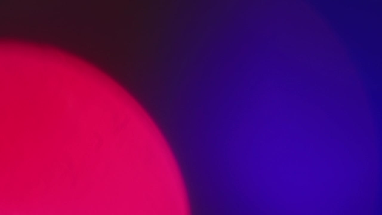 las luces de colores de navidad parpadean hermosamente fuera de foco.