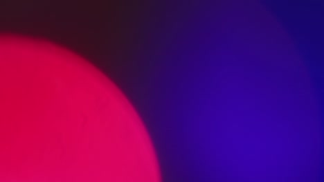 las luces de colores de navidad parpadean hermosamente fuera de foco.