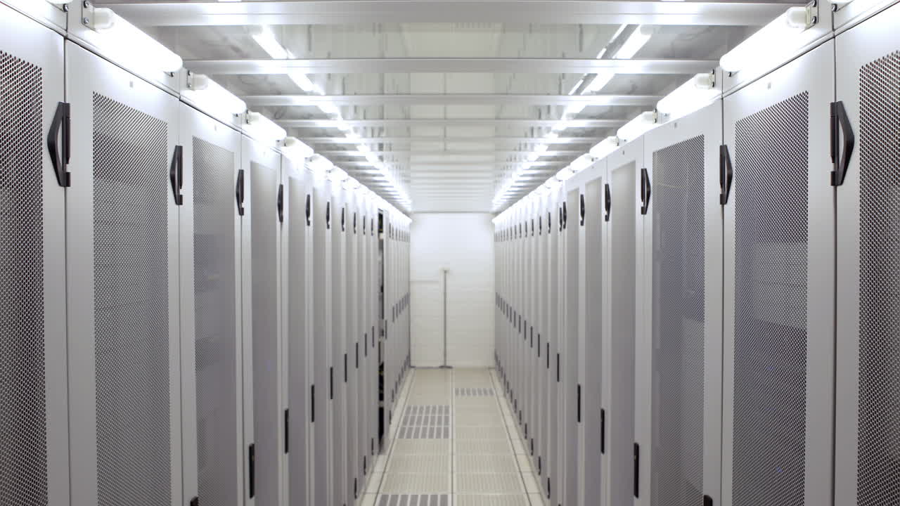 pasillo vacío de las torres de servidores