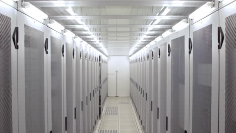 Empty-hallway-of-server-towers