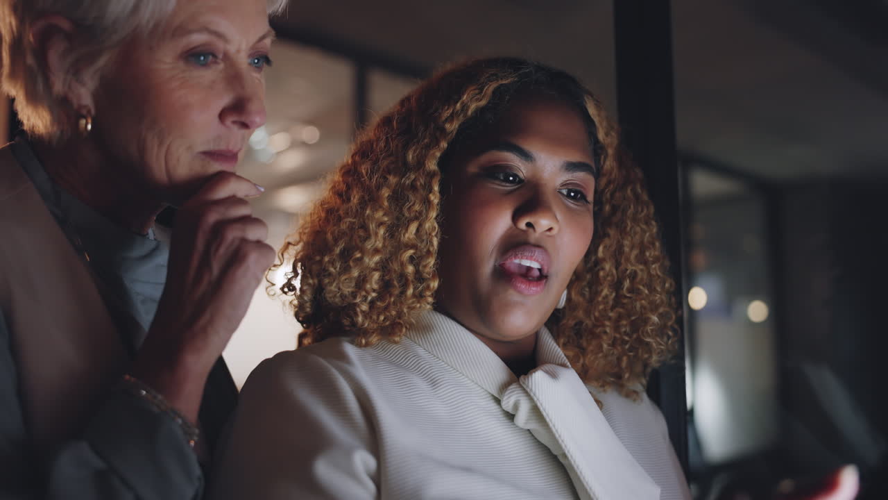 mujeres de negocios con tabletas