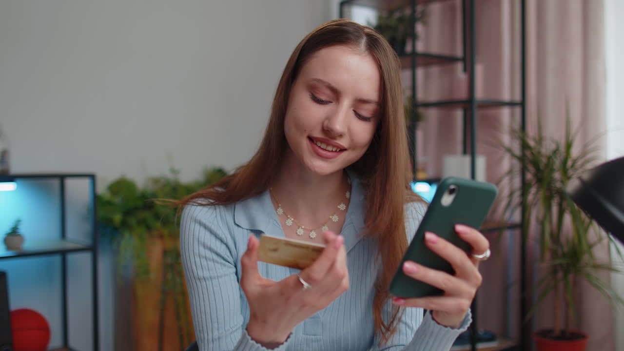 mujer freelancer usar tarjeta bancaria de crédito y teléfono inteligente, transferir dinero, compras compras en línea