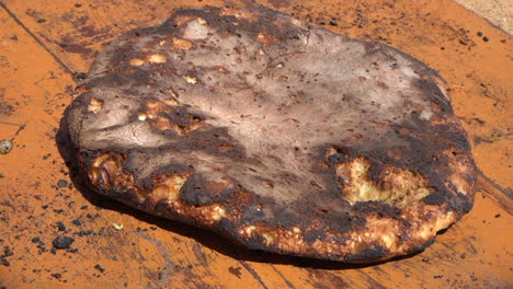 Deléitese-Con-Los-Deliciosos-Sabores-Del-Tafarnouté,-Un-Pan-Sahara-Marroquí-Tradicional,-También-Conocido-Como-La-&quot;pizza-Del-Desierto&quot;.