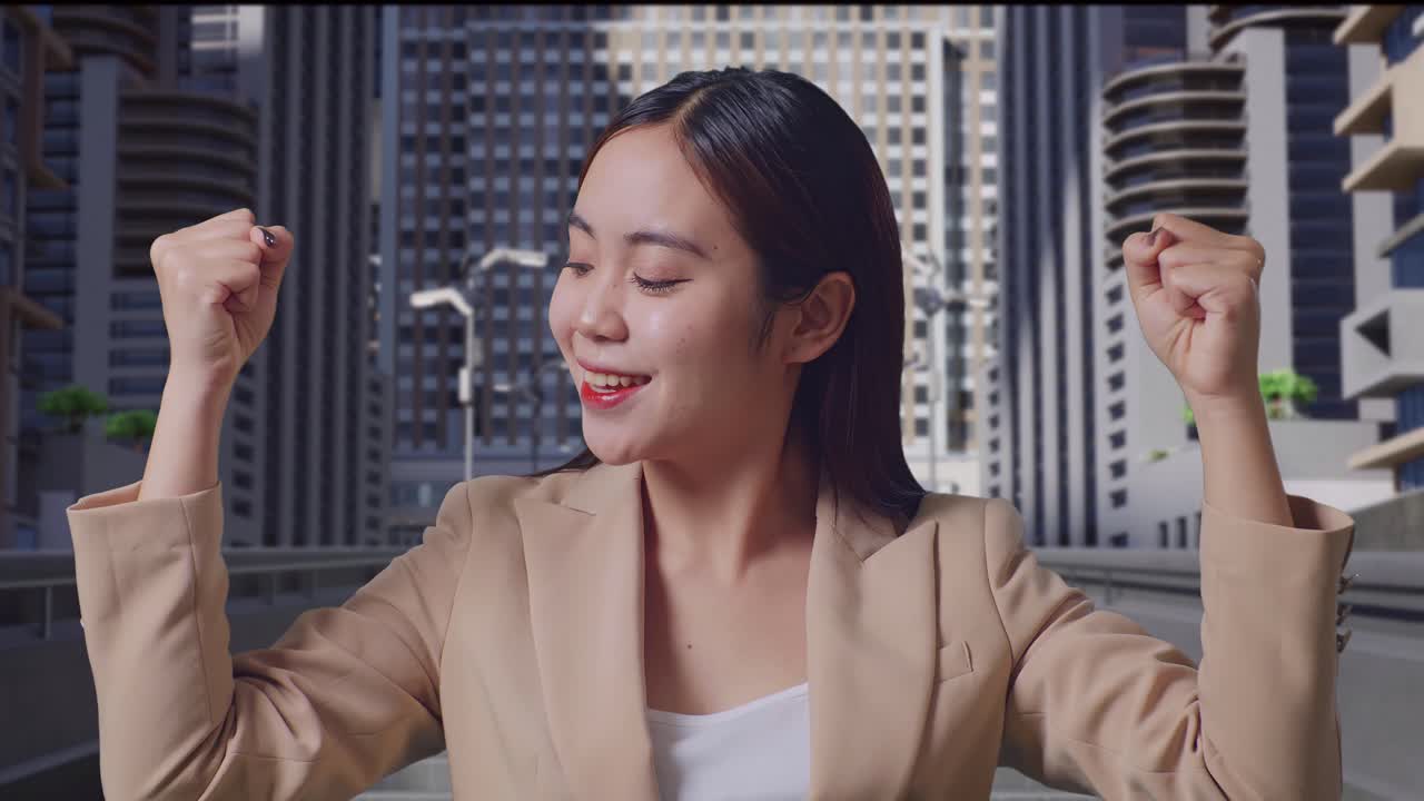 행복한 사업가 여성이 도시 풍경에서 성공을 축하하고 있습니다.