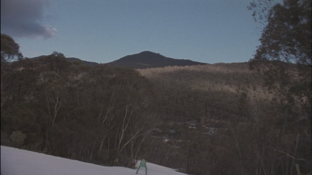 가파른 비탈을 내려오는 사람