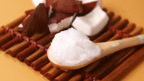 aceite de coco en una cuchara