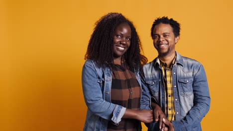 Pareja-Romántica-Afroamericana-Sonriendo-Y-Posando-Uno-Al-Lado-Del-Otro