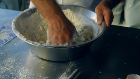 chef masculino amasando harina en la cocina 4k