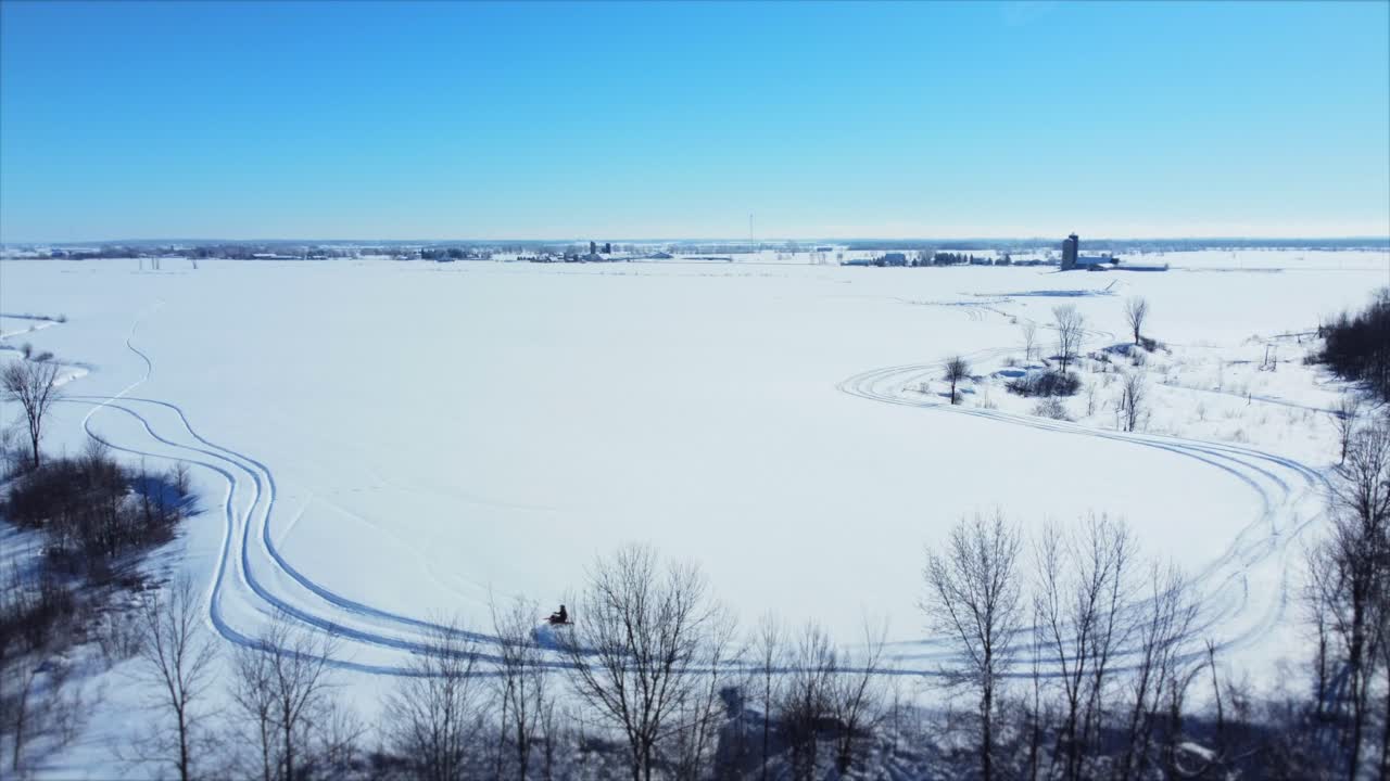 스노우 바이크 공중 라이더는 맑은 가루에 큰 모서리를 새깁니다.