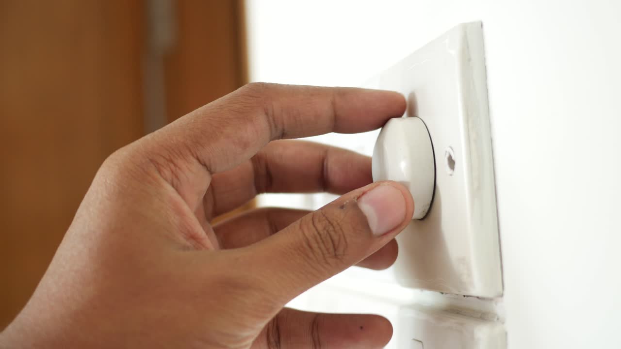 ajuste manual de un interruptor de atenuante