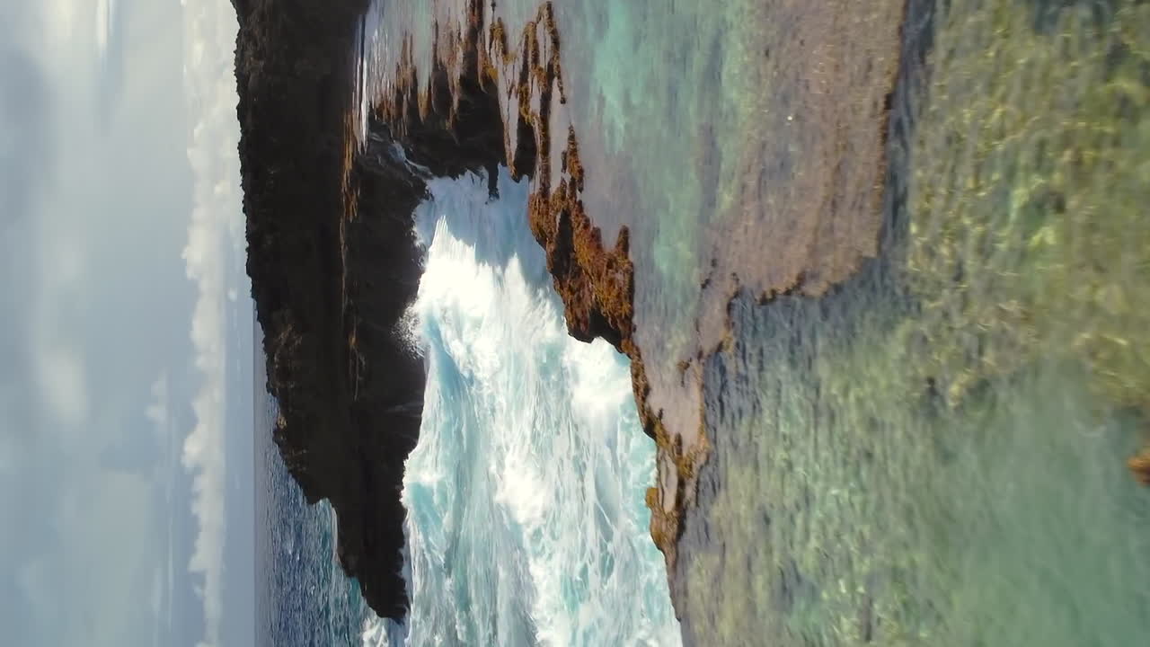 Cap des Pins, piscine naturali di roccia costiere sull'isola di Lifou, Nuova Caledonia