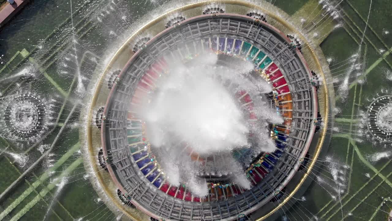 모스크바 fontan druzhba narodov, kamennyy tsvetok, 4k 30fps의 무인 항공기가 있는 vostok 로켓