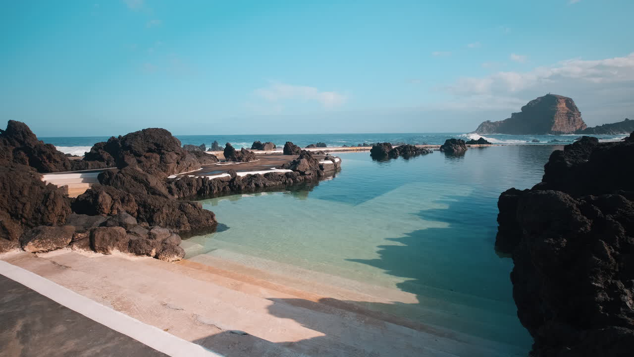 햇볕이 잘 드는 마데이라의 빈 포르토 모니즈 천연 수영장 - 트래킹 팬 포브 뷰