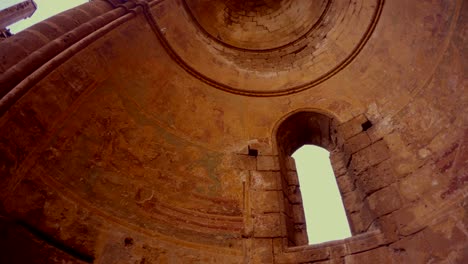 cúpula de la iglesia ortodoxa griega de san jorge arruinada y abandonada, vista de abajo