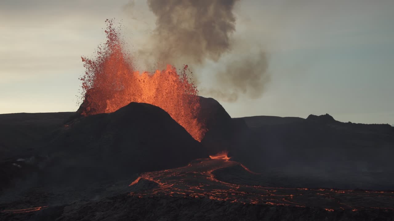 Vicino a un'eruzione vulcanica fumosa in una giornata nuvolosa, Islanda 2021