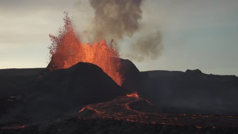 día nublado para cerrar la erupción volcánica humeante de islandia 2021