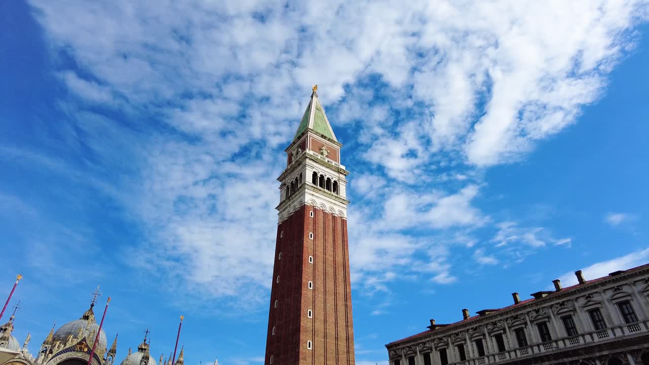이탈리아 베니스의 푸른 하늘이 있는 세인트 마크 대성당 종탑