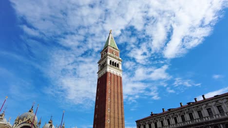 Campanario-De-La-Basílica-De-San-Marcos-Con-Cielo-Azul-En-Venecia,-Italia