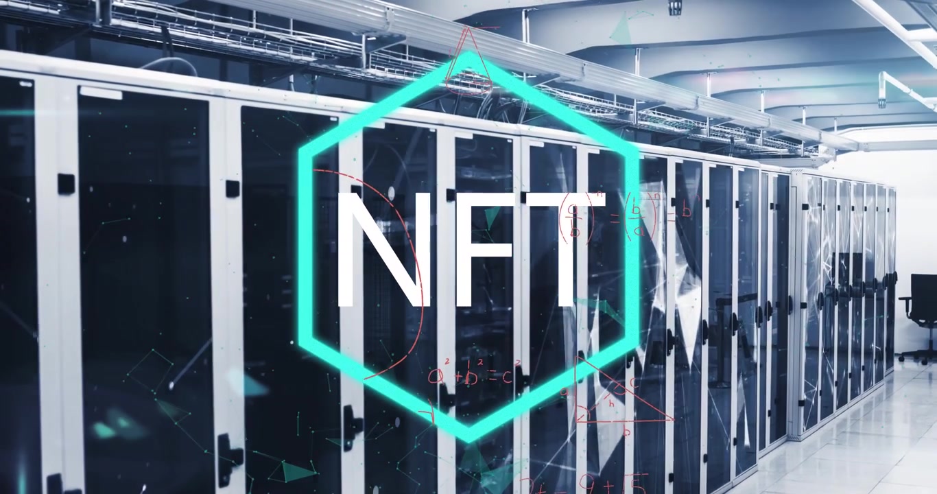 Animasi teks NFT di atas spanduk heksagonal neon dan persamaan matematika dengan latar belakang ruang server.